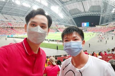 Sinh viên NUS cổ động bóng đá Việt Nam tại Singapore