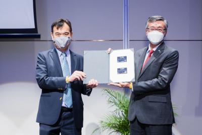 Chủ tịch NUS, Giáo sư Tan Eng Chye đã được trao tặng danh hiệu Thành viên Danh dự
