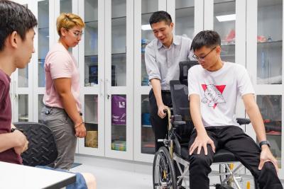Tiến sĩ James Kah, Giảng viên cao cấp của NUS chế tạo một chiếc xe lăn có thể điều chỉnh độ cao giúp cho người khuyết tật
