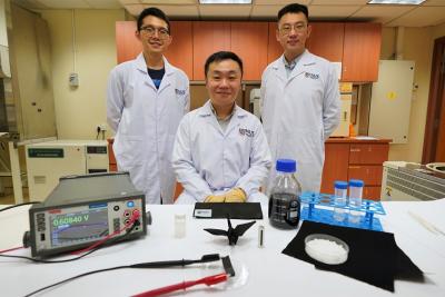 Các nhà nghiên cứu của NUS phát minh ra thiết bị siêu mỏng tự sạc, tạo ra điện từ hơi ẩm không khí