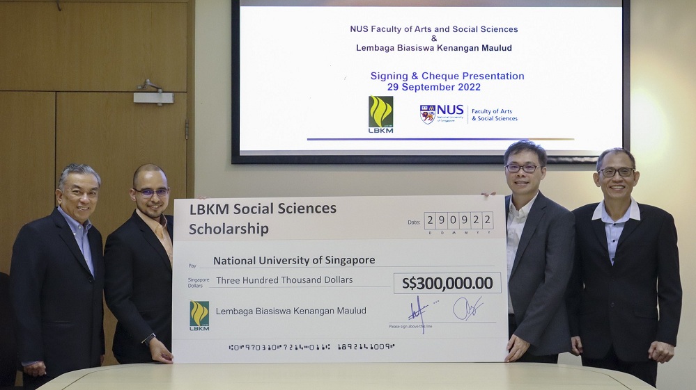 Mr Suhaimi Salleh, Immediate Past President of LBKM (extreme left) and Dr Syed Harun Alhabsyi, LBKM President (second from left) presenting the cheque to FASS Vice Dean Assoc Prof Loy Hui Chieh (second from right), and FASS Director of Administration Mr Mark Teng.