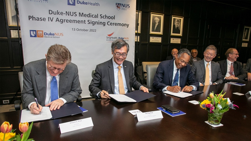 (L-R) The agreement for Duke-NUS’ fourth phase of funding was signed by Prof Vincent Price, Duke University President; Prof Tan Eng Chye, NUS President; Prof Eugene Washington, Chancellor for Health Affairs of Duke University; and acknowledged and supported by Mr Goh Yew Lin, Duke-NUS Governing Board Chairman. (Credit: Duke-NUS Medical School)