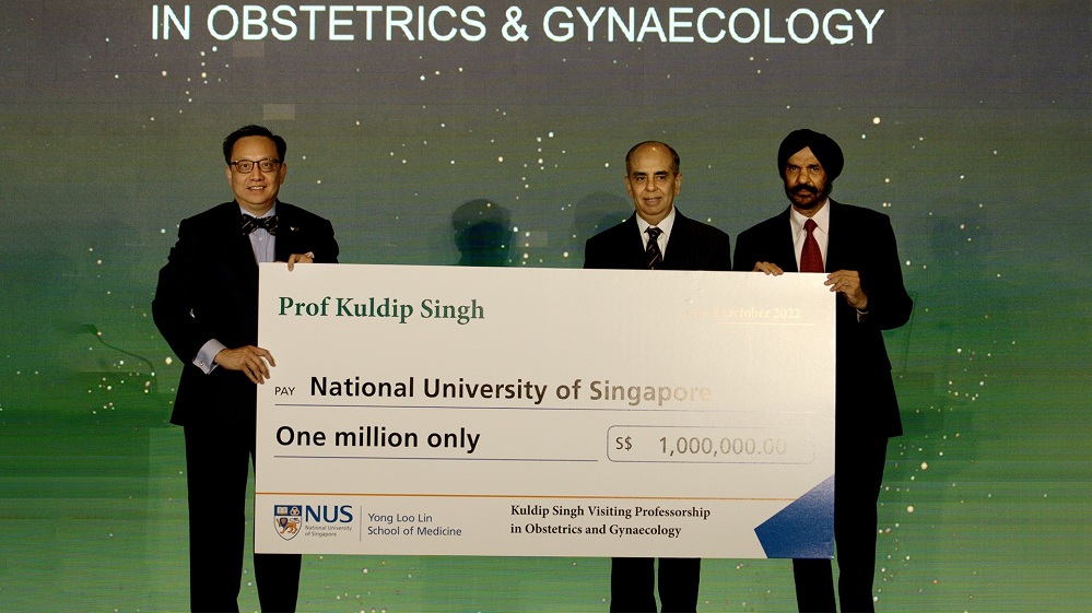 Professor Kuldip Singh (right), senior consultant in the Obstetrics & Gynaecology (O&G) Department, presenting the cheque of S$1 million to establish the Kuldip Singh Visiting Professorship in Obstetrics and Gynaecology to the Dean of NUS Medicine, Professor Chong Yap Seng (left) and O&G Head of Department Associate Professor Mahesh Choolani (middle).