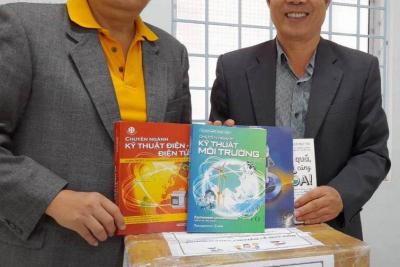 Hợp Điểm tiếp tục chương trình tặng sách cho thư viện trường Chuyên Đà Nẵng & Huế