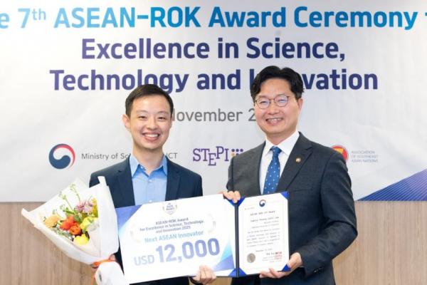 Phó Giáo sư NUS ông Tedrick Lew nhận giải thưởng Nhà Đổi Mới ASEAN 2025